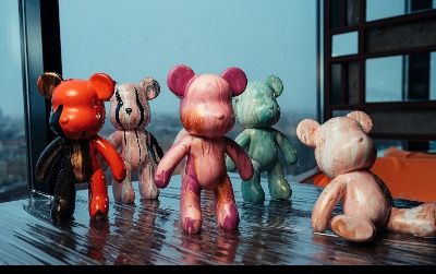 Роспись мишки Bearbricks в технике флюид-арт в ресторане Tillander
