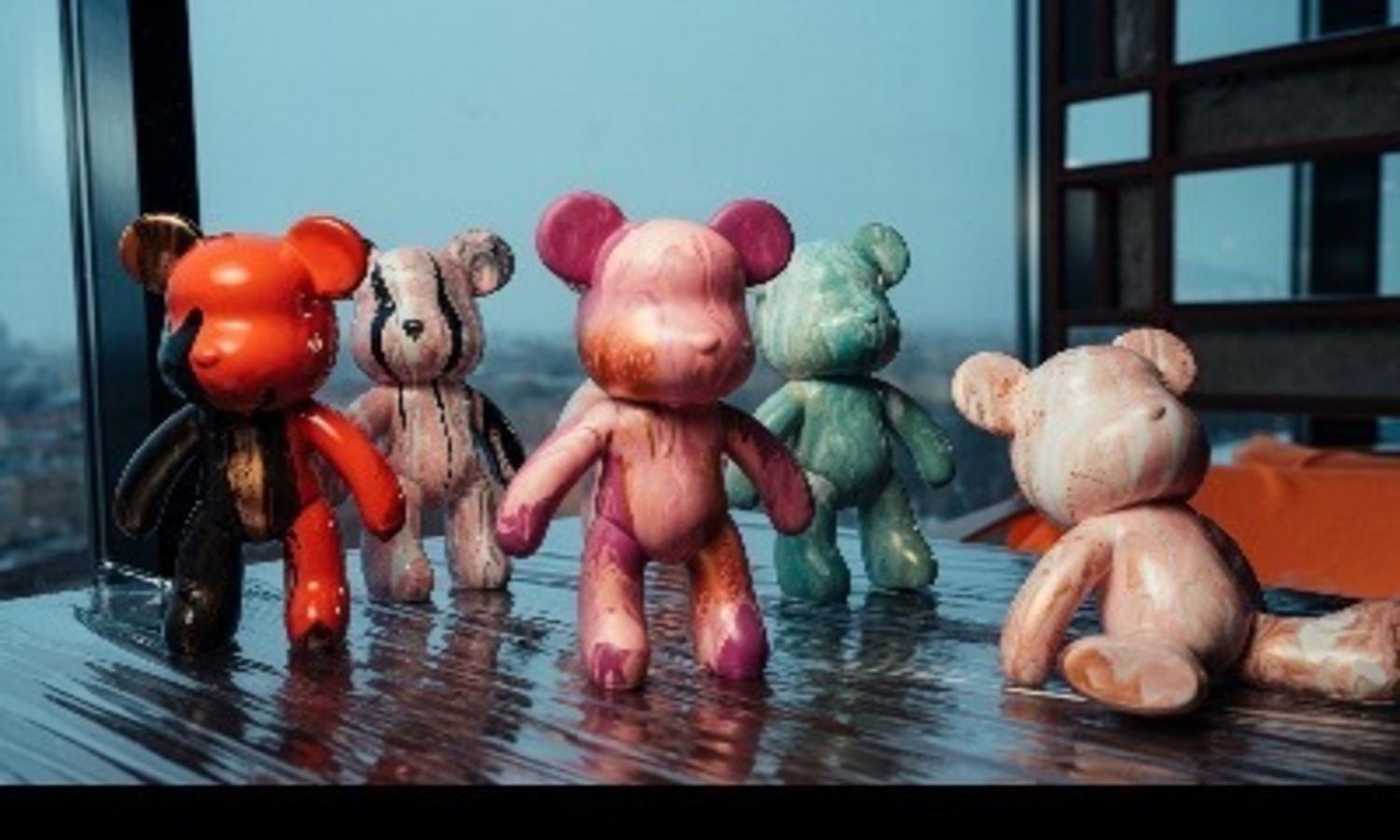 Роспись мишки Bearbricks в технике флюид-арт в ресторане Сплетни Бар Анны Асти