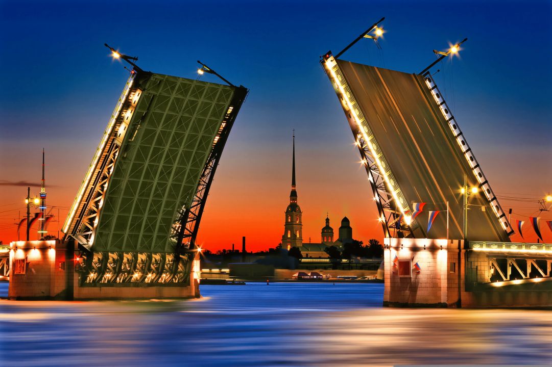 Развод мостов с воды: огни ночного Петербурга и музыка на теплоходе