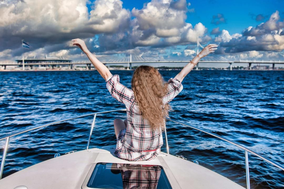 Полуденный выстрел на теплоходе: прогулка по каналам Петербурга с детьми