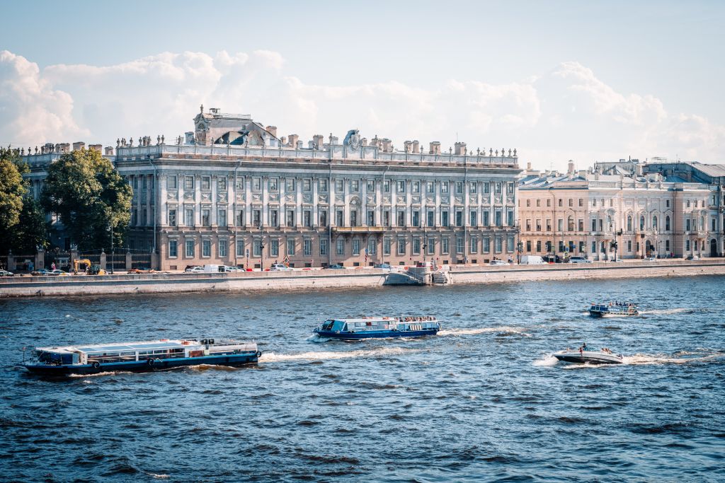 Обзорная экскурсия по Санкт-Петербургу с прогулкой на теплоходе по рекам и каналам