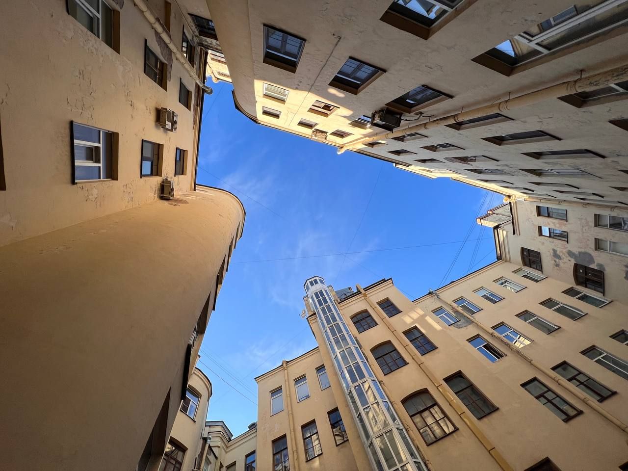 Дворы и парадные с посещением коммунальной квартиры