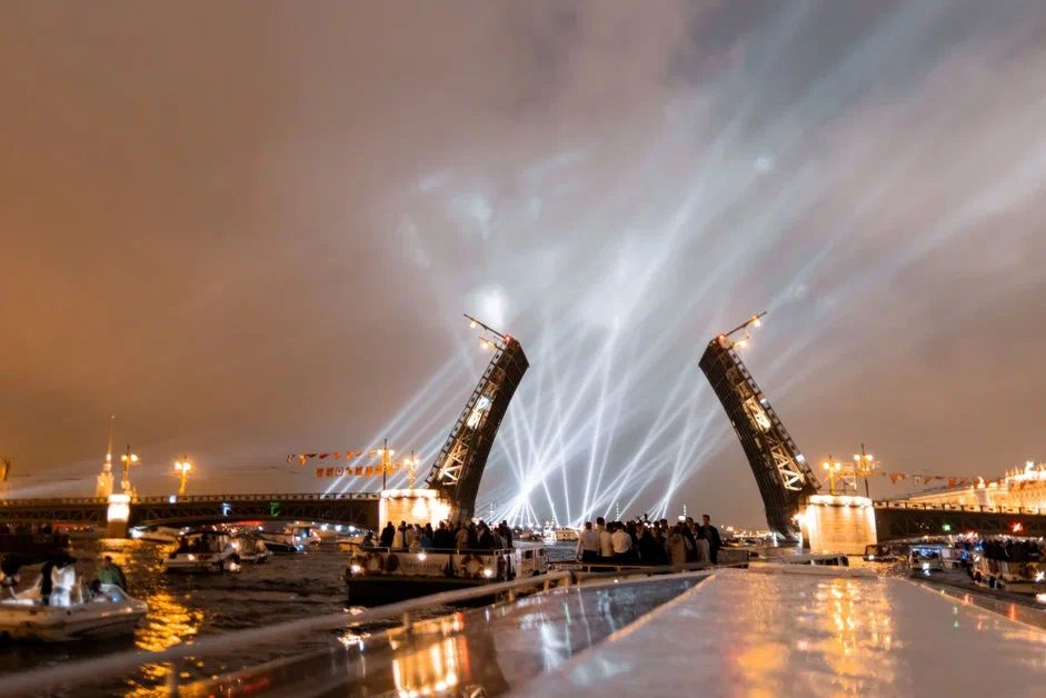 Разводные мосты Петербурга с борта теплохода